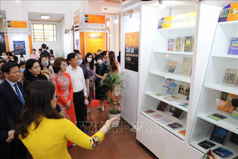 Đại biểu tham quan triển lãm sách  