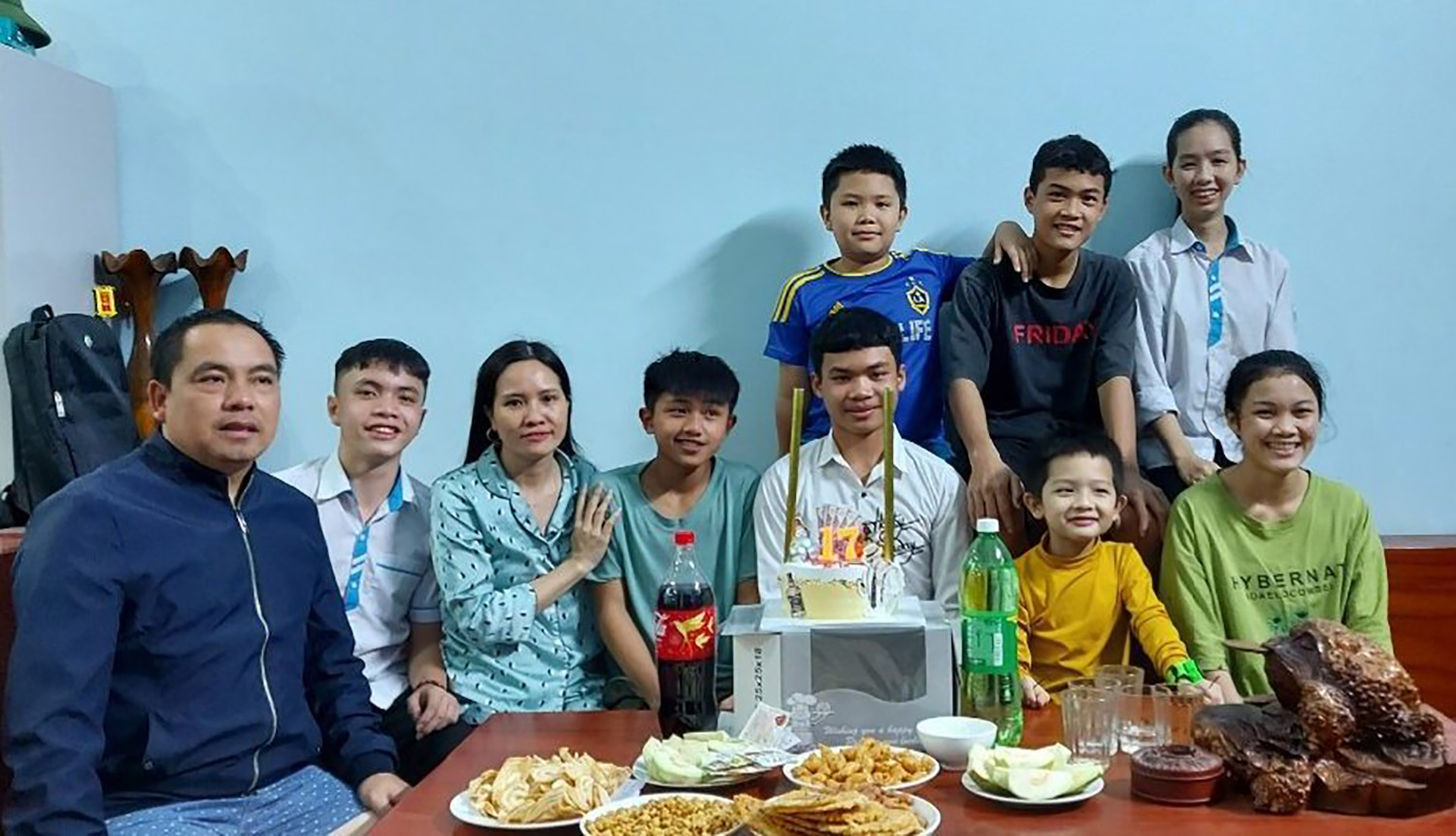  Cả nhà tổ chức sinh nhật cho anh cả Nguyễn Văn Long.
