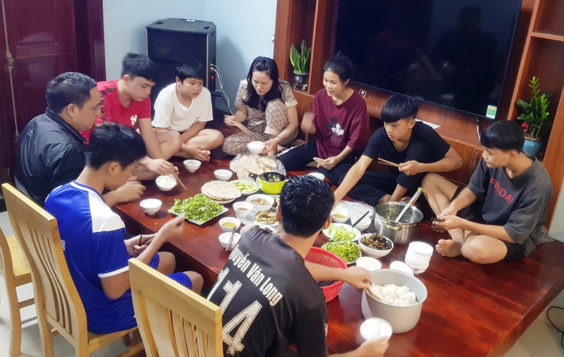 Mâm cơm của đại gia đình 9 người.