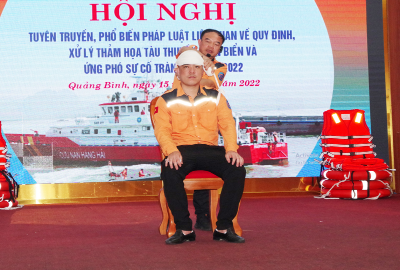  Nhân viên Trung tâm phối hợp tìm kiếm cứu nạn Hàng hải Việt Nam hướng dẫn ngư dân biện pháp sơ, cấp cứu, băng bó người bị nạn.