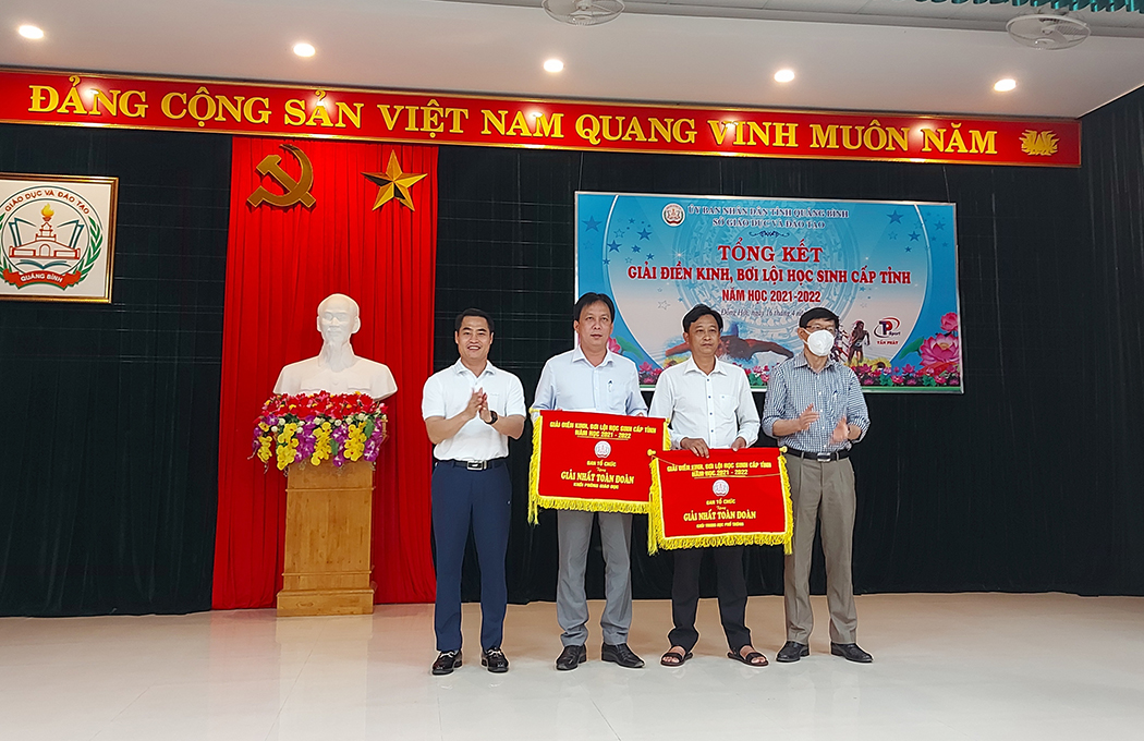 Ban tổ chức trao giải nhất toàn đoàn cho các đơn vị.