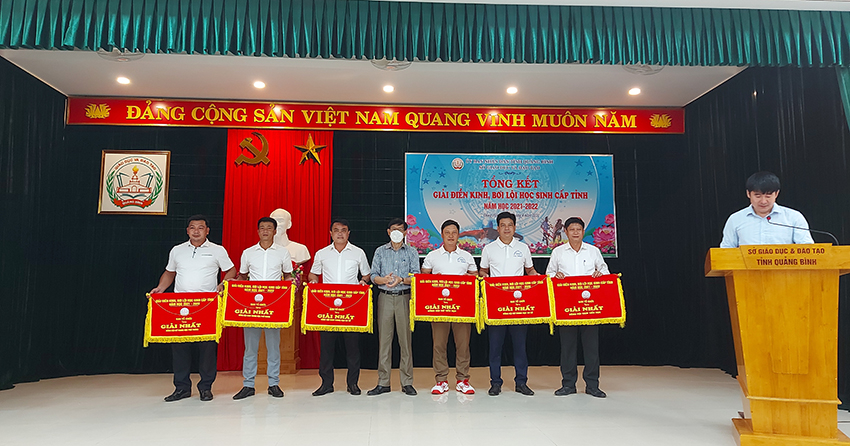 Ban tổ chức trao giải nhất đồng đội cho các đơn vị.