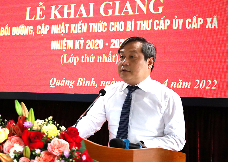 Đồng chí Bí thư Tỉnh ủy Vũ Đại Thắng phát biểu khai giảng lớp bồi dưỡng.
