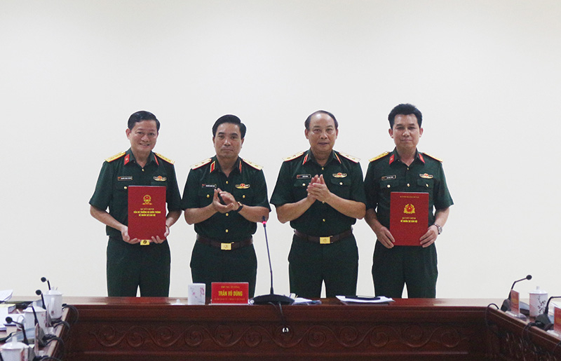 Trung tướng Trần Võ Dũng, Bí thư Đảng ủy, Chính ủy Quân khu và trung tướng Nguyễn Doãn Anh, Ủy viên Trung ương Đảng, Tư lệnh Quân khu trao quyết định và chúc mừng 2 đồng chí nhận quyết định.