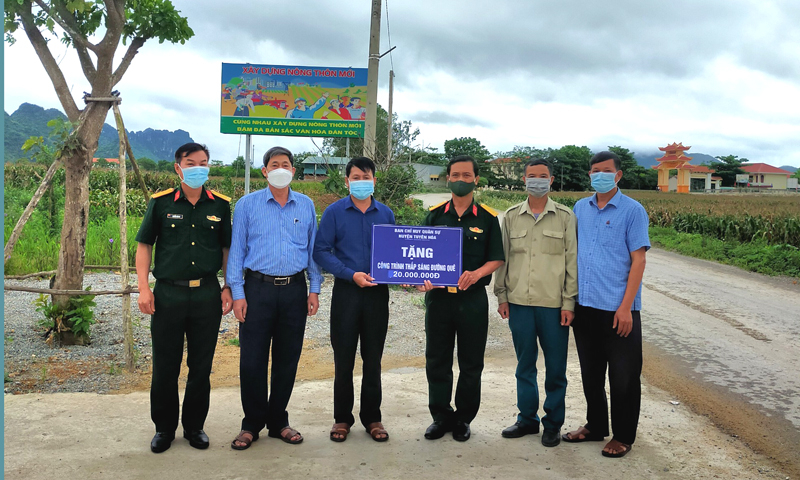 Lãnh đạo Ban CHQS huyện Tuyên Hóa và UBND xã Châu Hóa khánh thành đưa vào sử dụng công trình đường điện “Thắp sáng đường quê” tại xã Châu Hóa.