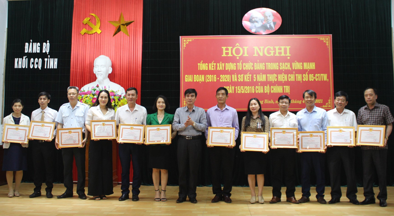 Nhiều TCCSĐ trực thuộc Đảng bộ Khối CCQ tỉnh được khen thưởng vì có thành xuất sắc trong công tác xây dựng Đảng.