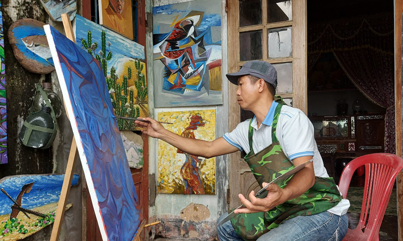 Sáng tạo mỗi ngày là niềm hạnh phúc của họa sỹ Hồ Trọng Lâm.