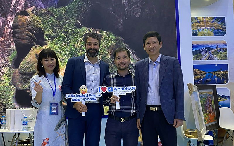 Ông Agnaldo Garibaldi, Tổng quản lý Wyndham Quang Binh Golf & Beach Resort và đồng chí Phó Chủ tịch UBND tỉnh Hồ An Phong cùng lãnh đạo Công ty Đỗ Quyên tại Hội chợ du lịch quốc tế VITM Hà Nội.