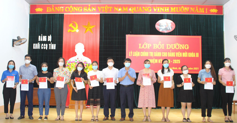 Công tác bồi dưỡng, phát triển đảng viên được Đảng bộ Khối CCQ tỉnh chú trọng triển khai.