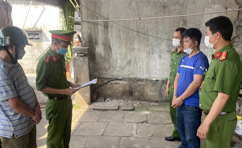 Cơ quan Công an tống đạt quyết định khởi tố vụ án, khởi tố bị can và lệnh bắt bị can để tạm giam đối với Hồ Duy Tr. về hành vi trộm cắp tài sản.