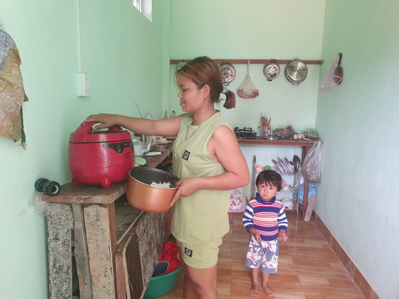 Bà con bản Cha Lo rất vui khi được ở trong những ngôi nhà mới những vẫn còn nhiều khó khăn, bất cập