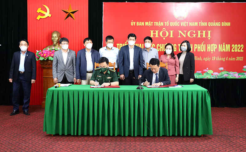 Đại diện Ban Thường trực Ủy ban MTTQVN tỉnh ký kết chương trình phối hợp năm 2022 với các sở, ngành.