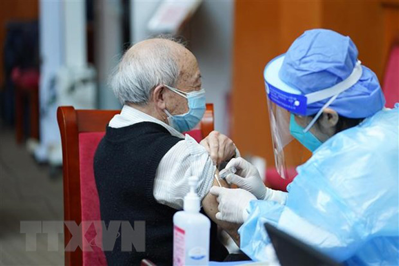 Nhân viên y tế tiêm vaccine phòng COVID-19 cho người dân tại Bắc Kinh, Trung Quốc. (Ảnh: THX/TTXVN)