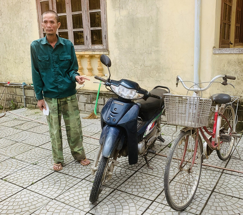 Đối tượng Trương Văn Hợi cùng tang vật vụ trộm.
