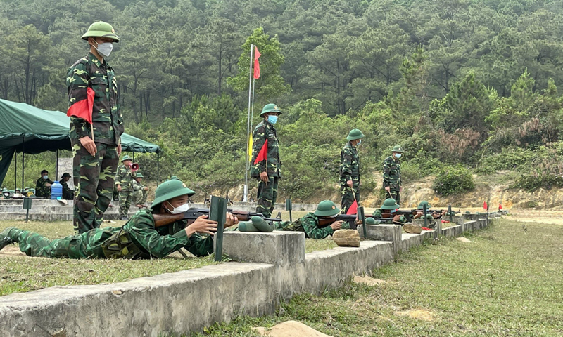 Các tân binh luyện tập trên thao trường.