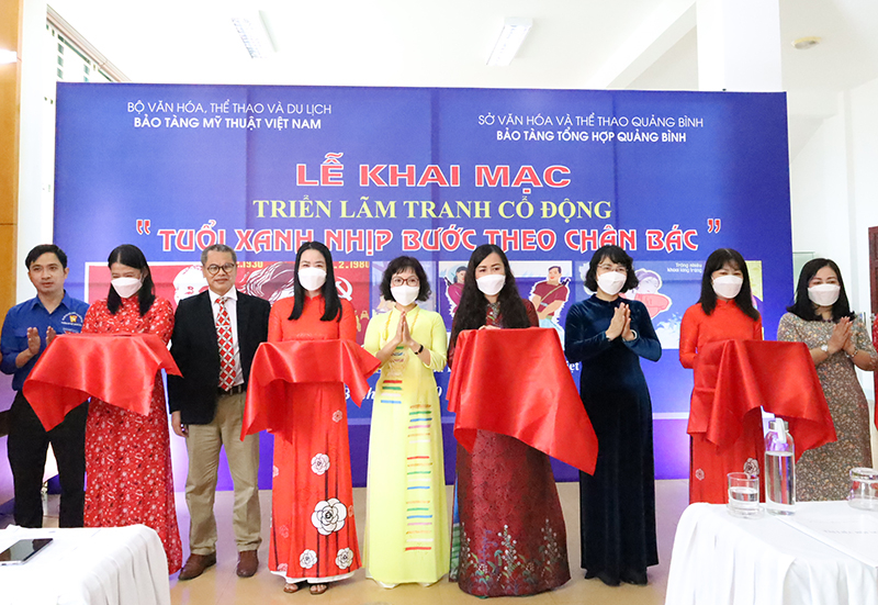 Cắt băng khai mạc triển lãm tranh cổ động “Tuổi xanh nhịp bước theo chân Bác”. 