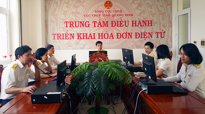 Trung tâm điều hành triển khai HĐĐT Cục Thuế tỉnh đang hỗ trợ người nộp thuế đăng ký HĐĐT.