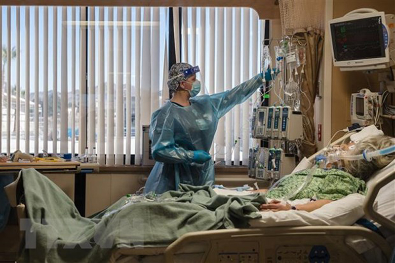 Nhân viên y tế điều trị cho bệnh nhân COVID-19 tại trung tâm y tế ở California, Mỹ. (Ảnh: AFP/TTXVN)