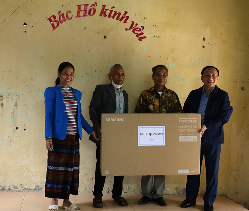 Đồng chí Trần Hải Châu tặng quà cho cán bộ và bà con bản Khe Cát.