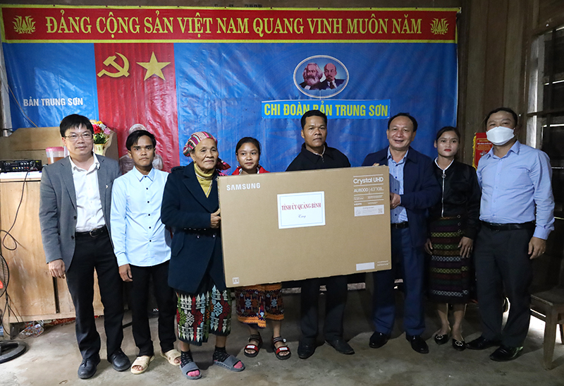 Đồng chí Trần Hải Châu tặng quà cho cán bộ và bà con bản Trung Sơn.
