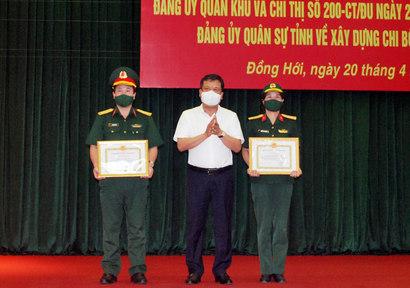 Đồng chí Bí thư Thành ủy Đồng Hới Trần Phong, trao thưởng cho tập thể và cá nhân tiêu biểu thực hiện các chỉ thị về xây dựng chi bộ “3 tốt, 3 không”.