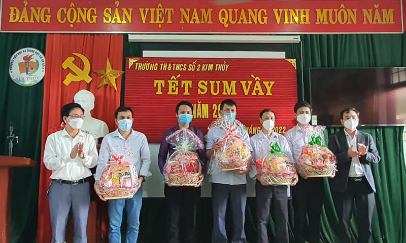 Nhiều hoạt động nghĩa tình được Sở GD-ĐT và Công đoàn ngành tổ chức nhằm động viên tinh thần, hỗ trợ vật chất cho GV, HS vùng khó khăn.