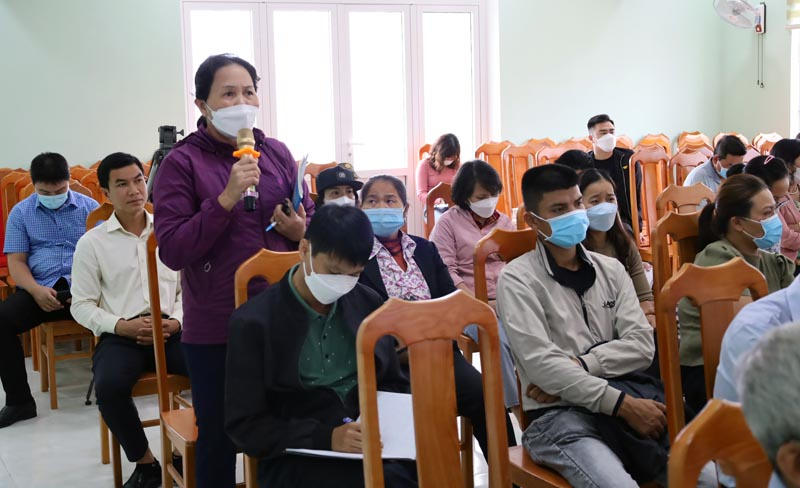 Người dân TP. Đồng Hới đề xuất ý kiến và yêu cầu tại hội nghị. 