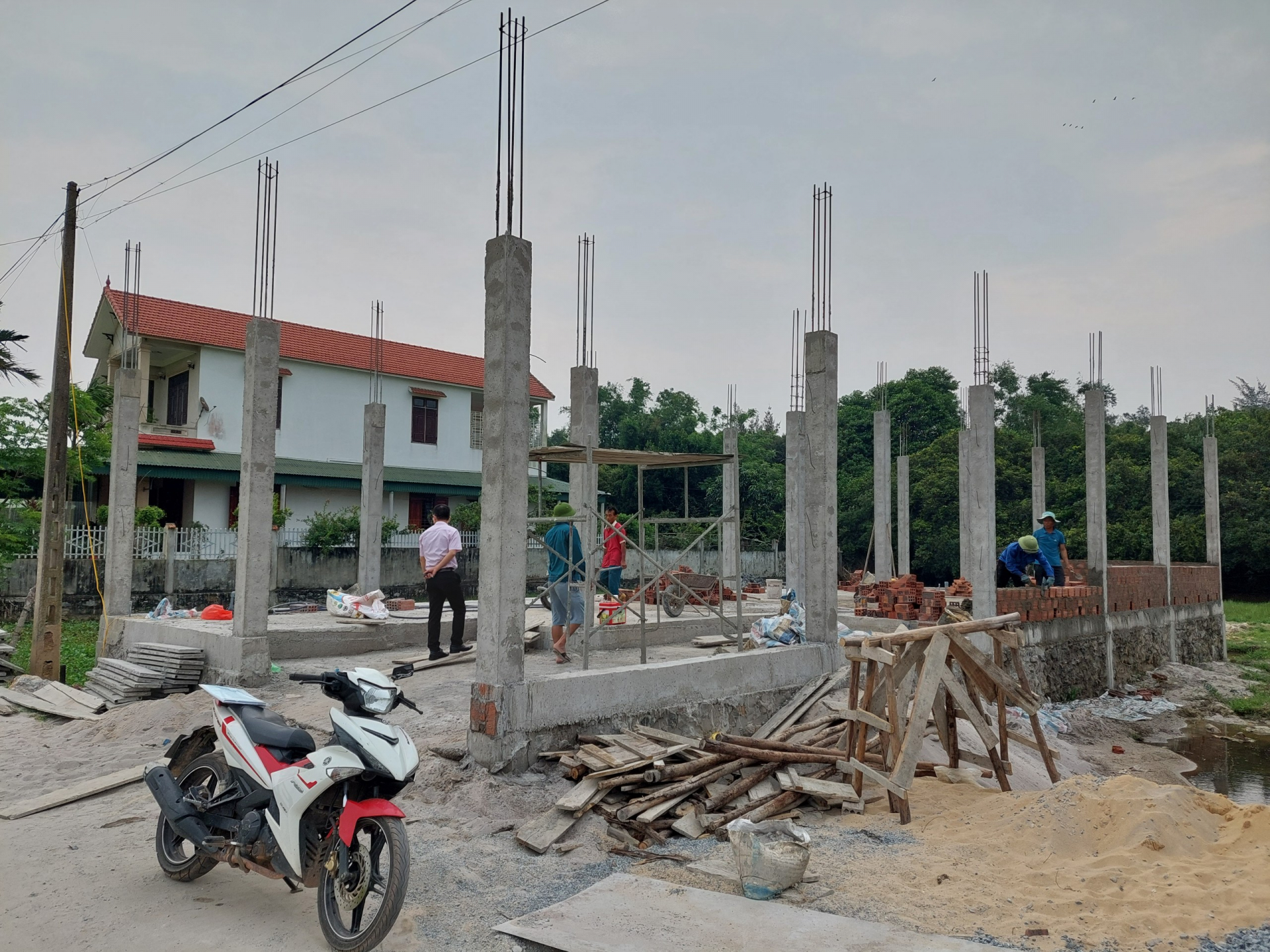 Người dân huyện Quảng Trạch vay vốn từ nguồn cho vay nhà ở xã hội của NHCSXH để làm nhà.
