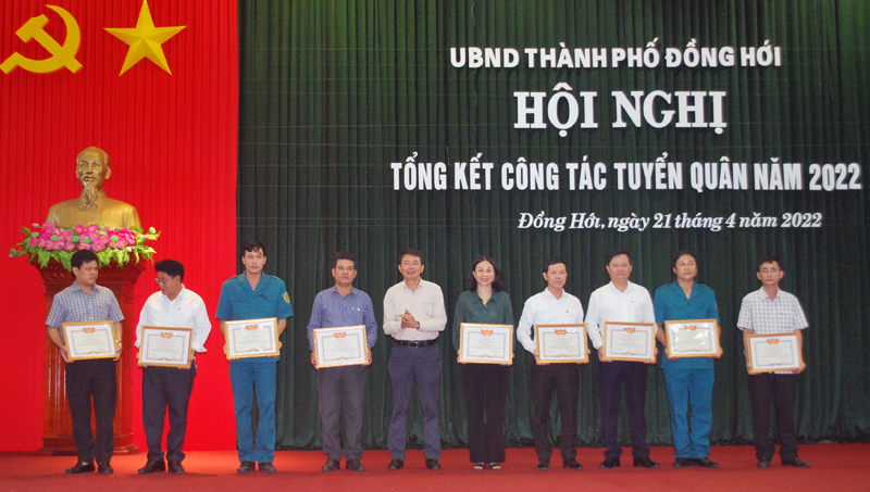 Đồng chí Chủ tịch UBND TP. Đồng Hới Hoàng Ngọc Đan trao giấy khen cho các tập thể đạt thành tích xuất sắc trong công tác tuyển quân 2022.
