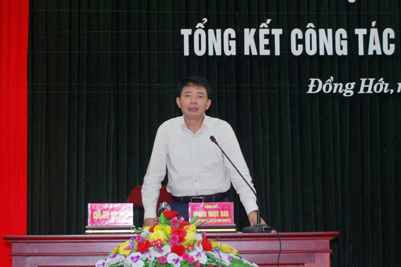 Đồng chí Chủ tịch UBND TP. Đồng Hới Hoàng Ngọc Đan điều hành thảo luận tại hội nghị tổng kết công tác tuyển quân năm 2022.