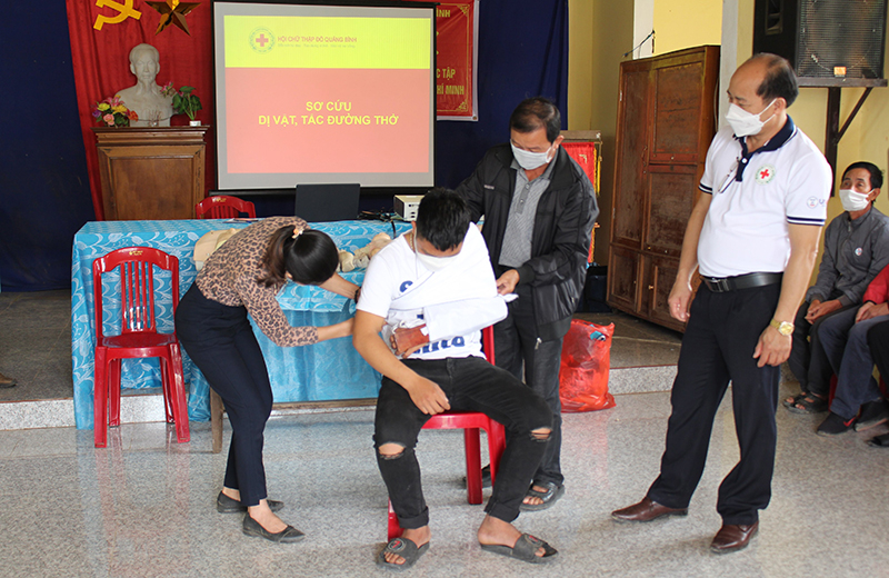 Các học viên tham gia thực hành sơ cứu khi gãy tay chân