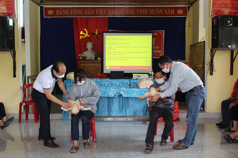 Thực hành tình huống sơ cứu cho trẻ em bị mặc dị vật