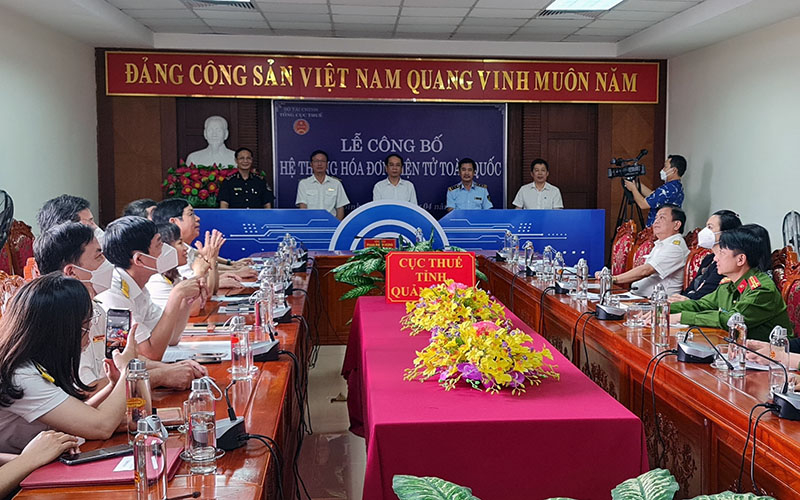 Đồng chí Phó Chủ tịch UBND tỉnh và đại diện lãnh đạo các sở, ngành liên quan bấm nút kích hoạt triển khai HĐĐT trên toàn quốc.