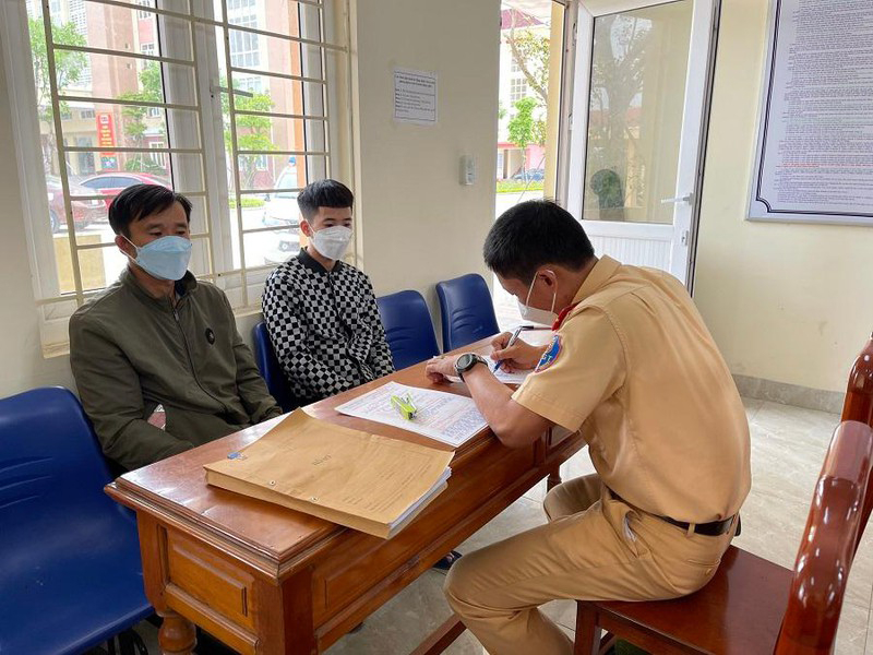 Chủ phương tiện và người điều khiển phương tiện tại cơ quan công an.