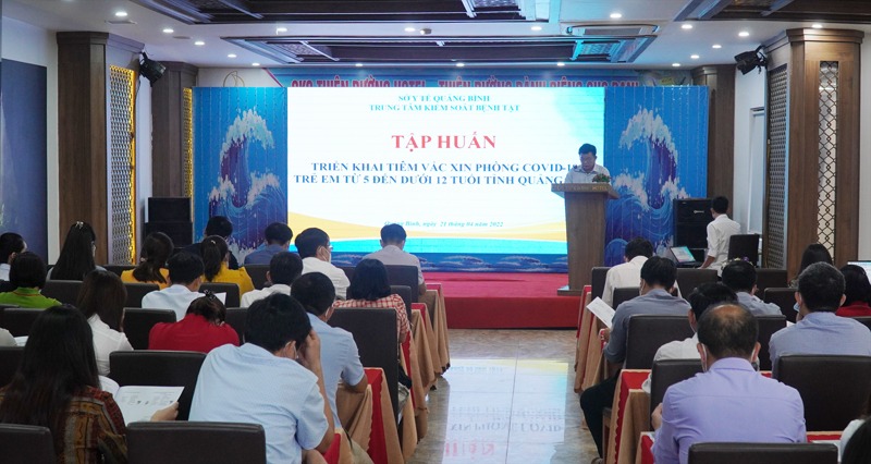 Đại diện lãnh đạo CDC Quảng Bình khai mạc hội nghị tập huấn tiêm chủng vắc xin phòng Covid-19 trẻ em từ 5 đến dưới 12 tuổi.