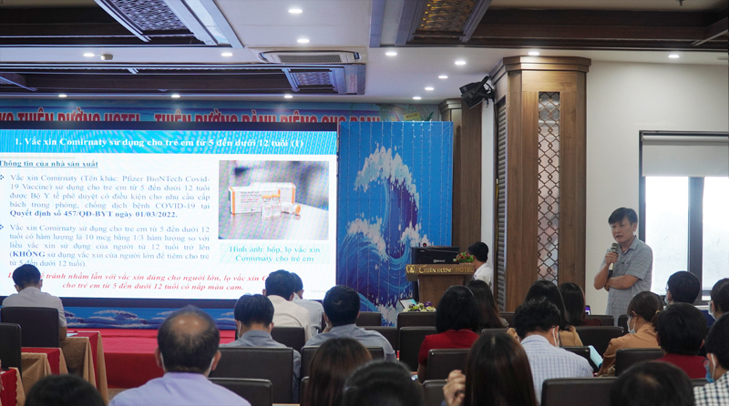 Giảng viên đến từ CDC Quảng Bình hướng dẫn sử dụng và thực hành tiêm 2 loại vắc xin Pfizer và Moderna cho trẻ em từ 5 đến dưới 12 tuổi. 