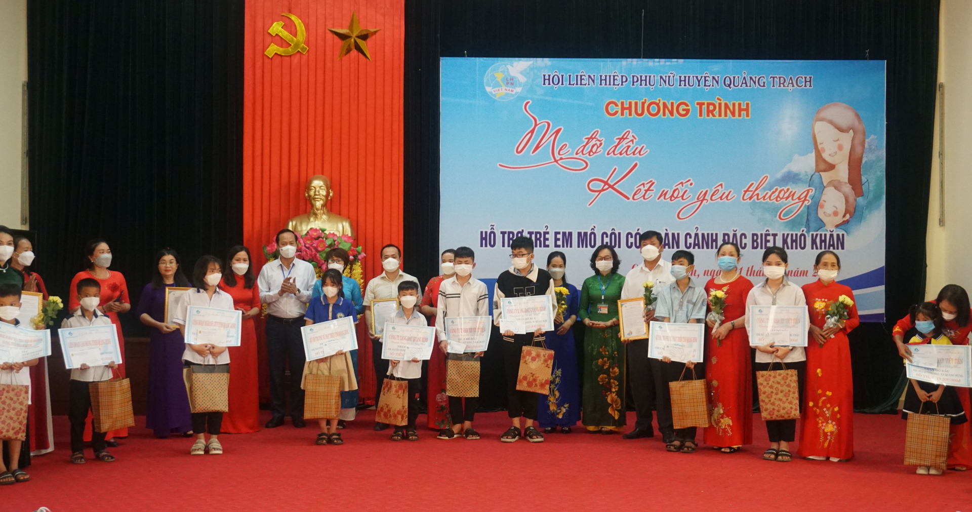 Tại chương trình, nhiều doanh nghiệp, đơn vị, cá nhân đã trao tặng cho các em các phần quà ý nghĩa.