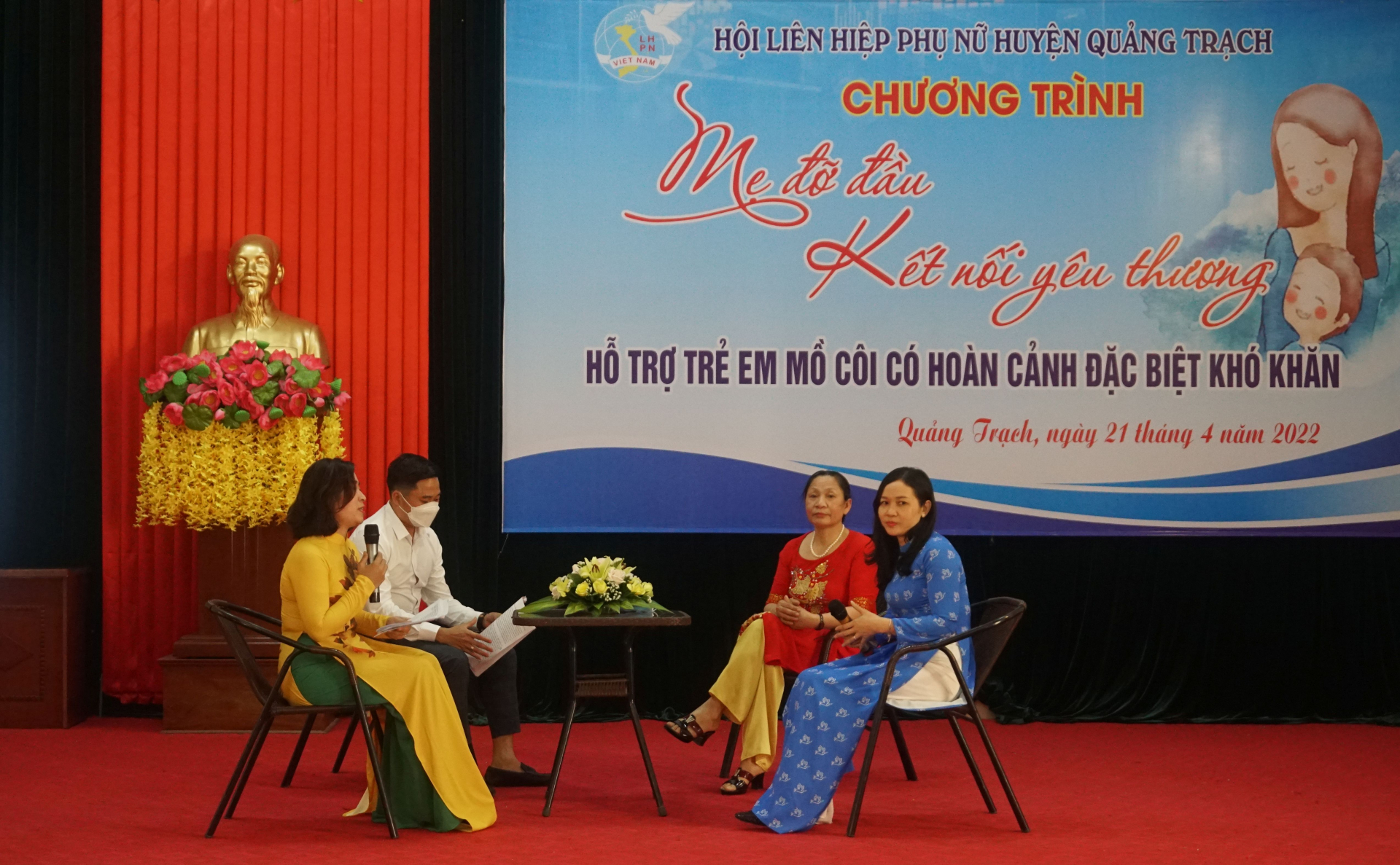 Các đại biểu giao lưu tại chương trình.