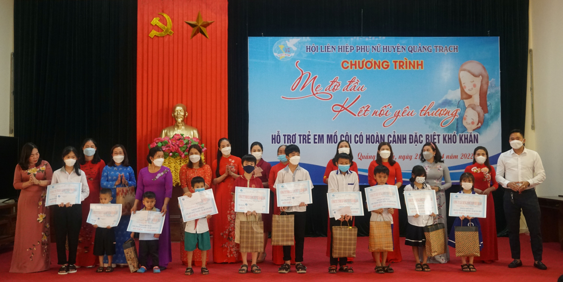 Nhiều tổ chức, đơn vị nhận đỡ đầu cho các em mồ côi có hoàn cảnh khó khăn. 	