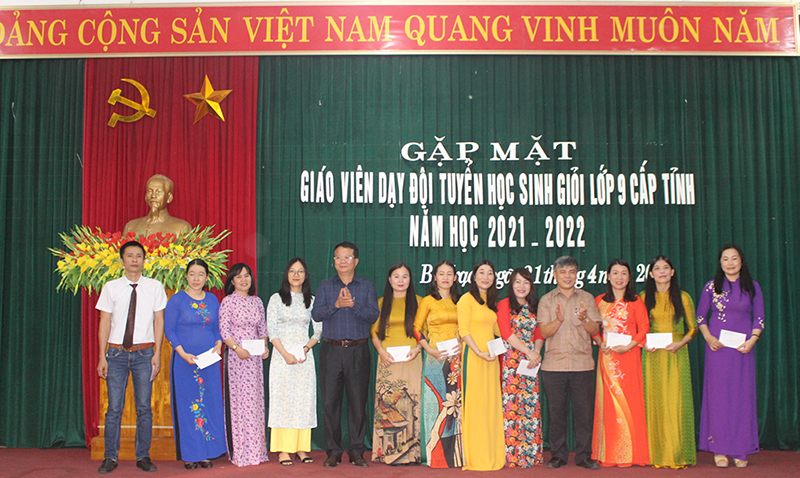 Đại diện lãnh đạo huyện Bố Trạch tặng quà chúc mừng các giáo viên có thành tích xuất sắc trong việc BDĐTHSG lớp 9 cấp tỉnh năm học 2021-2022.