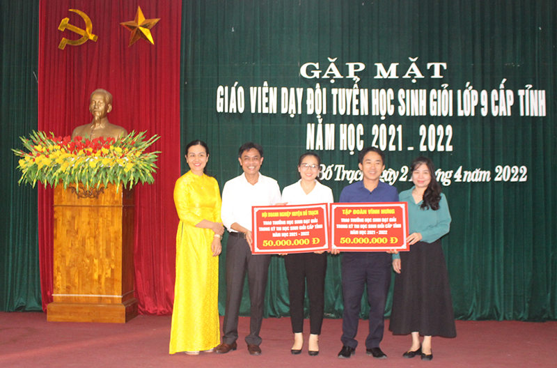  Lãnh đạo Phòng Giáo dục và Đào tạo huyện Bố Trạch nhận quà của Công ty TNHH Tập đoàn Vĩnh Hưng và Hội Doanh nghiệp huyện Bố Trạch trao tặng cho các em học sinh đạt giải.