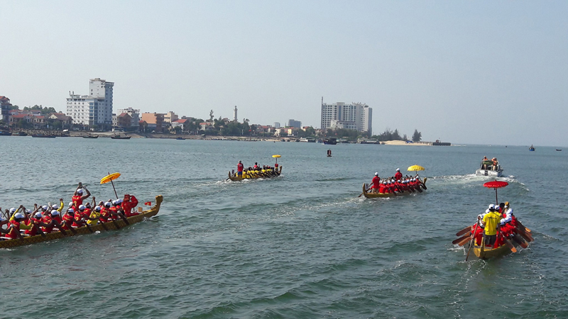 Các thuyền đua tranh tài trên dòng Nhật Lệ.