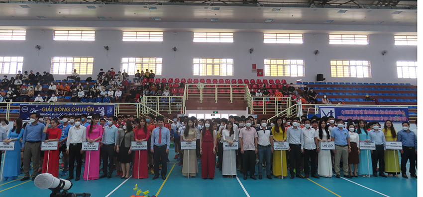 Tham gia giải gồm có 10 trường học và 15 đội bóng