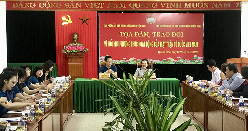 Đồng chí Chánh Văn phòng Ủy ban Trung ương MTTQVN Cao Xuân Thạo và đồng chí Chủ tịch Ủy ban MTTQVN tỉnh Phạm Thị Hân chủ trì buổi tọa đàm.
