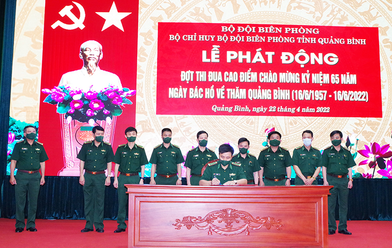 Đại diện các phòng, ban cơ quan BCH ký kết giao ước thi đua