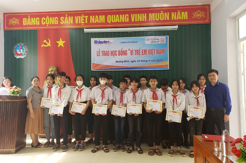 Đại diện Báo Đầu tư và Sở kế hoạch và đầu tư trao tận tay 100 suất học bổng cho học nghèo vượt khó trường THCS Phú Thủy.