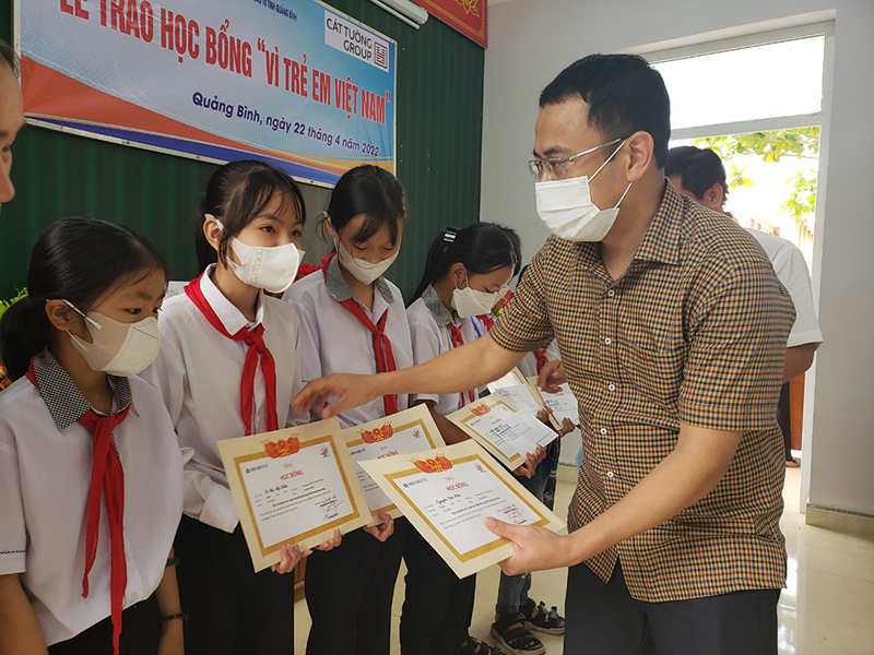 Những suất học bổng nhằm động viên các em học sinh vươn lên trong học tập và cuộc sống.