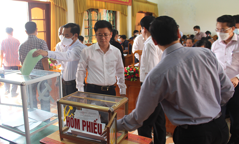 Các đại biểu bỏ phiếu giới thiệu nguồn nhân sự nhiệm kỳ 2025-2030 và rà soát, bổ sung quy hoạch cán bộ nhiệm kỳ 2020-2025.