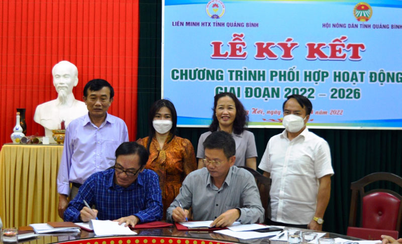 Đại diện Hội Nông dân tỉnh và Liên minh HTX đã ký kết chương trình phối hợp nhằm đẩy mạnh phát triển các hình thức KTTT, HTX trong nông nghiệp, nông thôn giai đoạn 2022-2026.