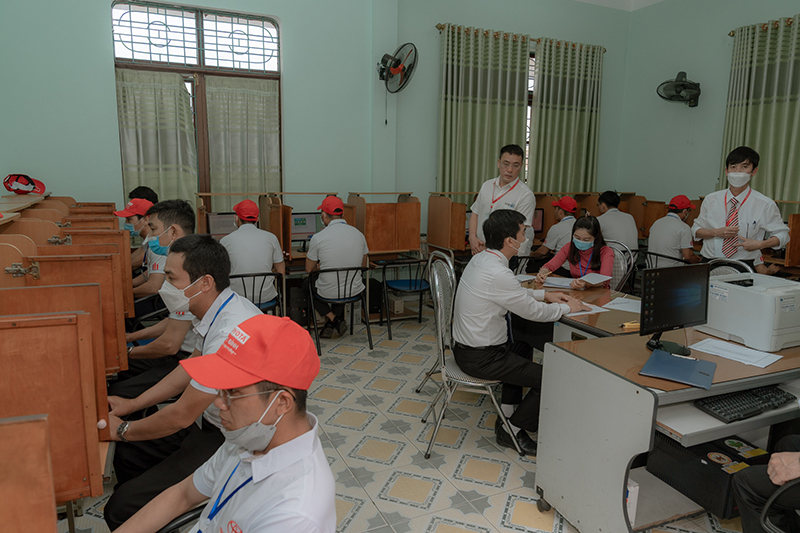 Các thí sinh thi trắc nghiệm pháp luật giao thông đường bộ trên máy tính.